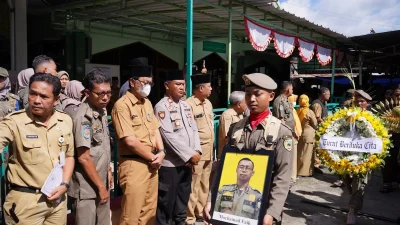 Suasana upacara pemakaman kedinasan anggota Satpol PP Kebumen yang gugur saat bertugas.