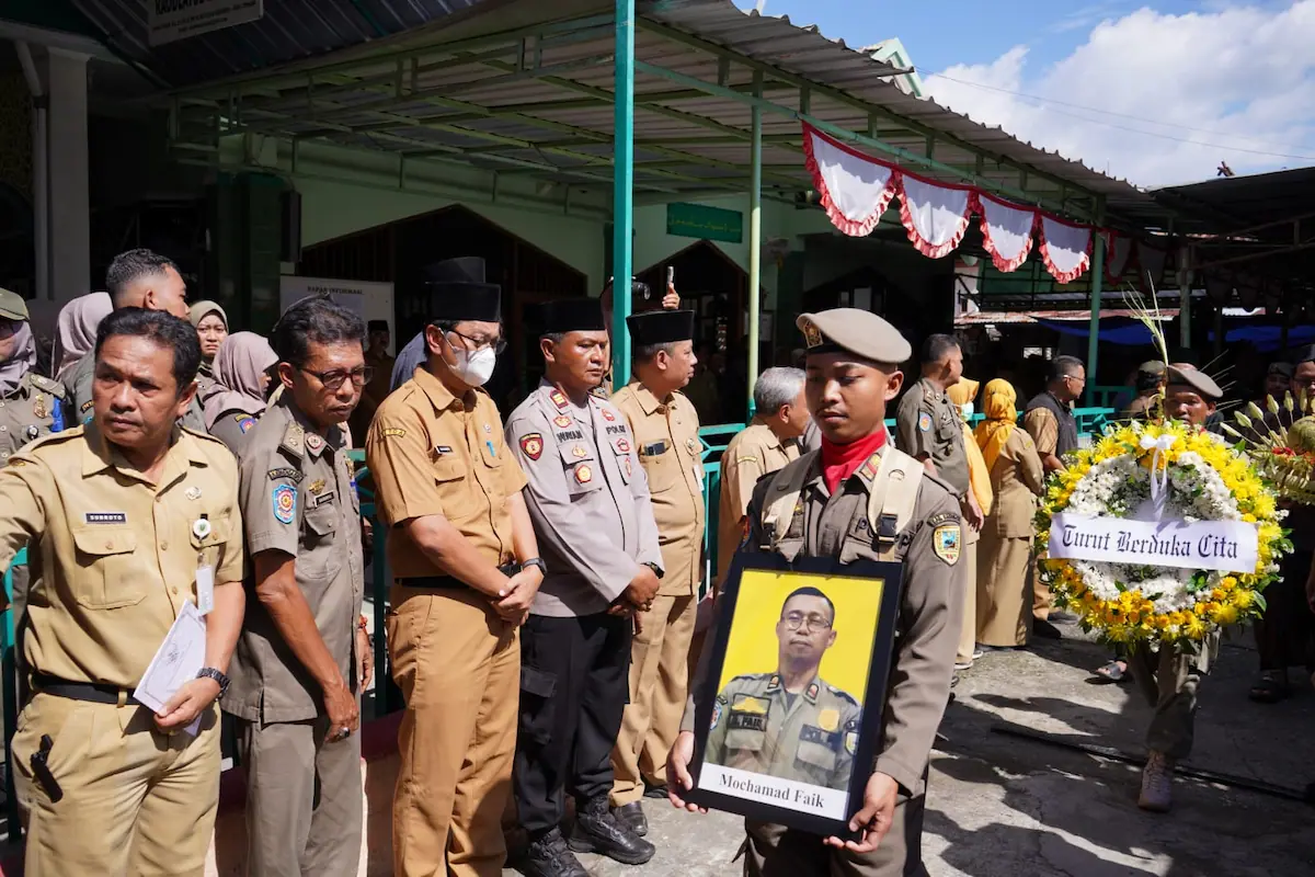 Suasana upacara pemakaman kedinasan anggota Satpol PP Kebumen yang gugur saat bertugas.