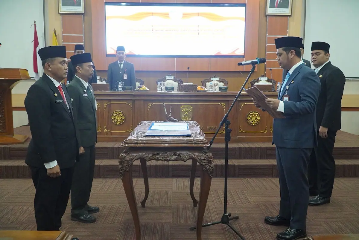 Bupati Jepara Witiarso Utomo menyematkan tanda jabatan saat melantik dua kepala dinas baru di Gedung Shima.