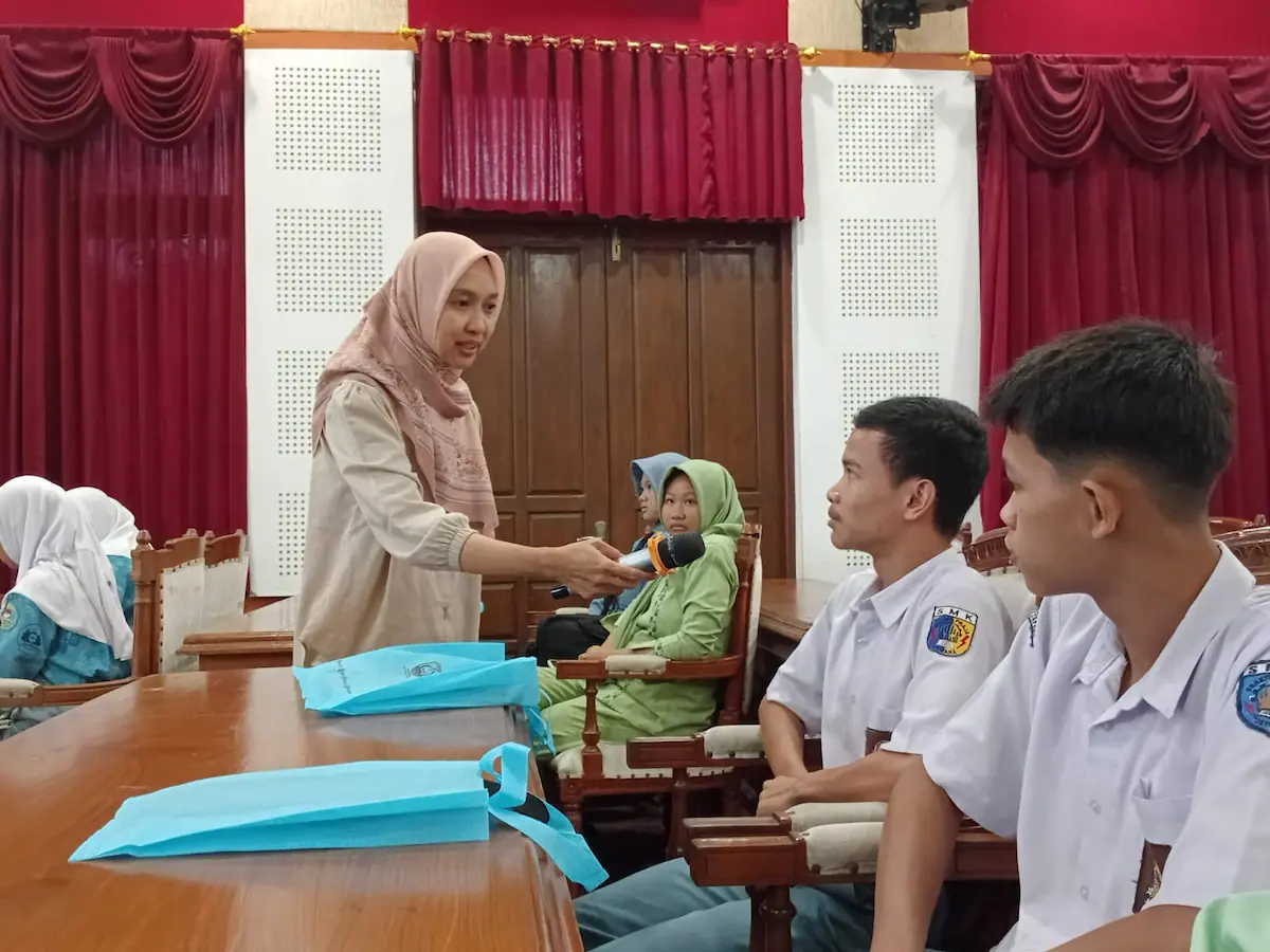 Puluhan pelajar SMA di Jepara antusias mengikuti materi pelatihan jurnalistik dasar dari PWI Jepara di Gedung Shima.