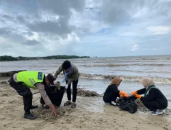 Sampah Pantai Teluk Awur Jepara Capai 15 Truk, Pemdes Kerahkan Alat Berat