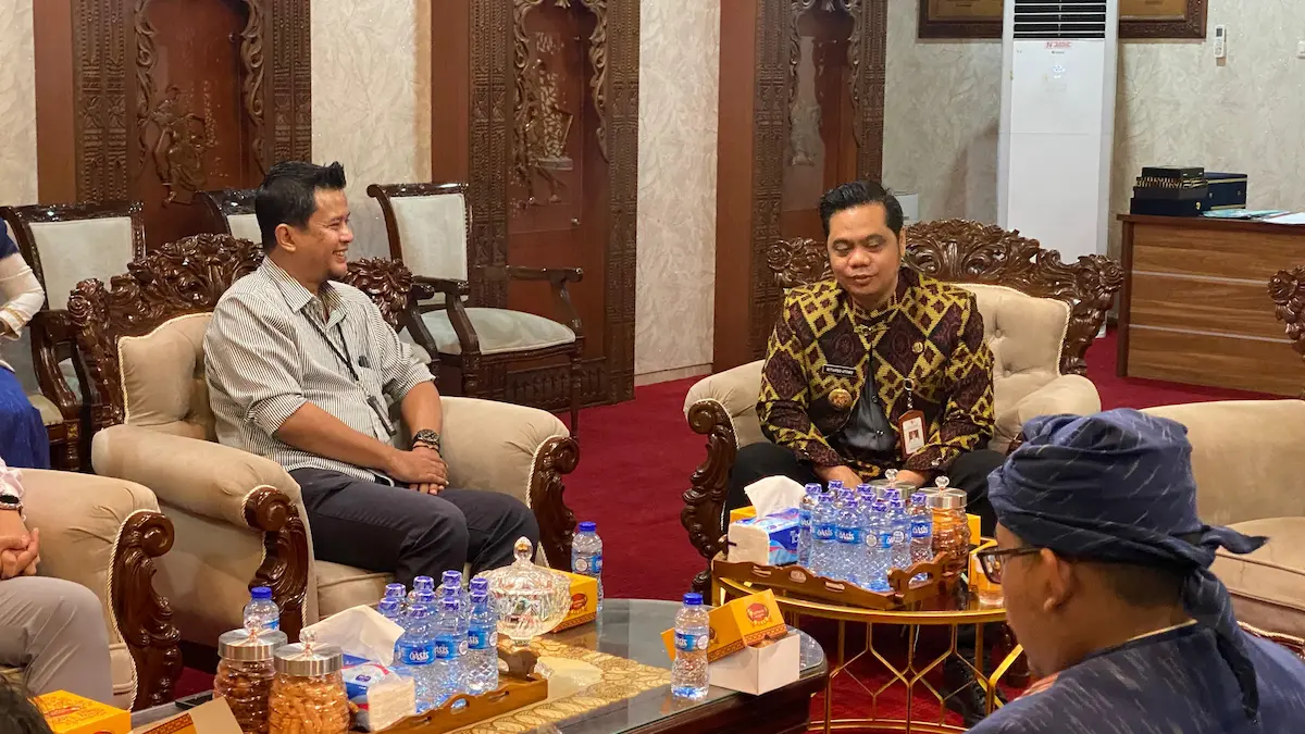 Bupati Jepara Witiarso Utomo berdiskusi dengan jajaran Bank Mandiri di ruang kerjanya membahas program UMKM Naik Kelas.