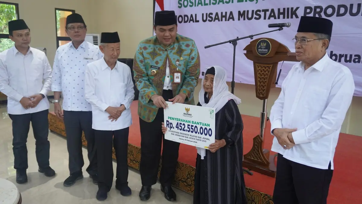 Suasana penyaluran bantuan modal usaha Baznas Jateng kepada pelaku UMKM di Loji Gandhem Resto Jepara.