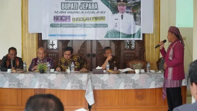 Petinggi Desa Tegalsambi Agus Susanto (berdiri) memaparkan kondisi jalan rusak akibat banjir di hadapan Bupati Jepara.