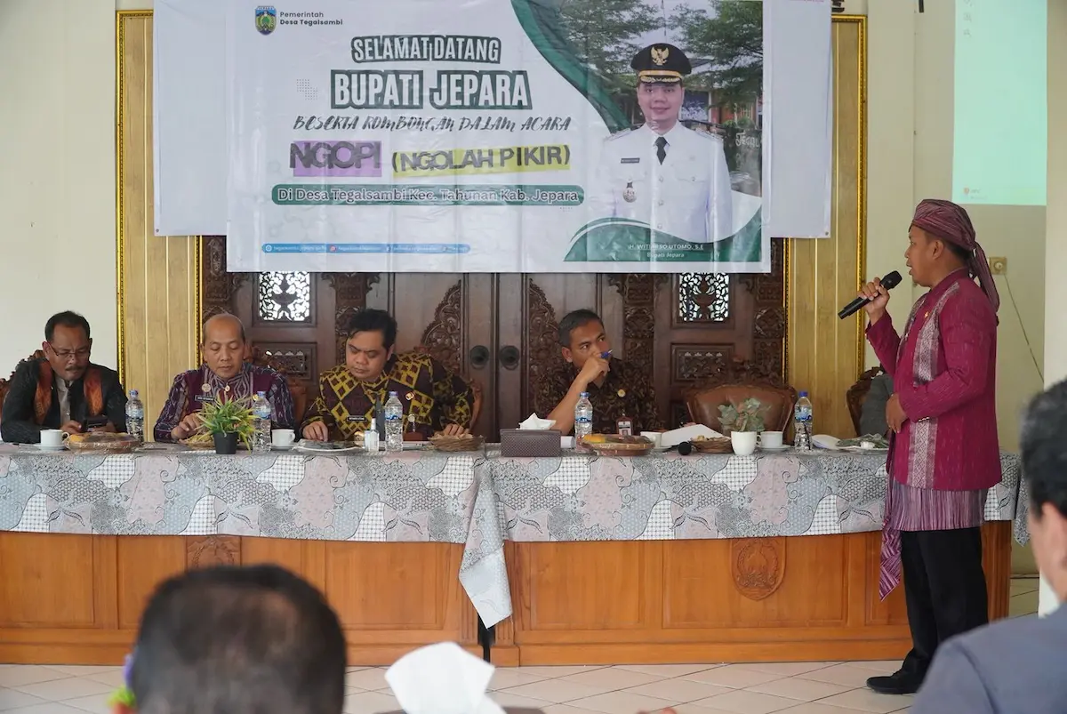 Petinggi Desa Tegalsambi Agus Susanto (berdiri) memaparkan kondisi jalan rusak akibat banjir di hadapan Bupati Jepara.