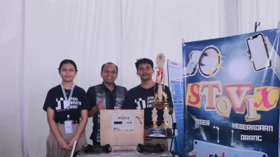 Siswa SMAN 1 Jepara, Vreshita dan Hasan, memegang trofi Juara 1 Jepara Innovation Award atas inovasi STOVIX.
