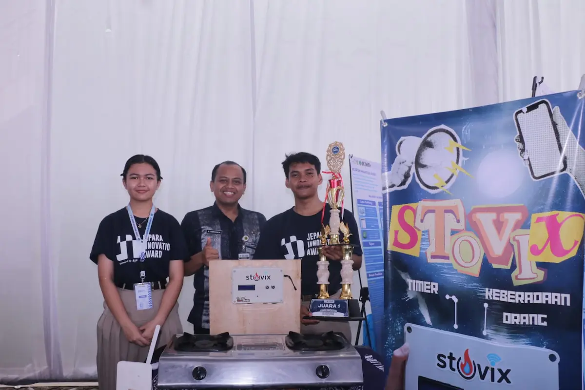 Siswa SMAN 1 Jepara, Vreshita dan Hasan, memegang trofi Juara 1 Jepara Innovation Award atas inovasi STOVIX.