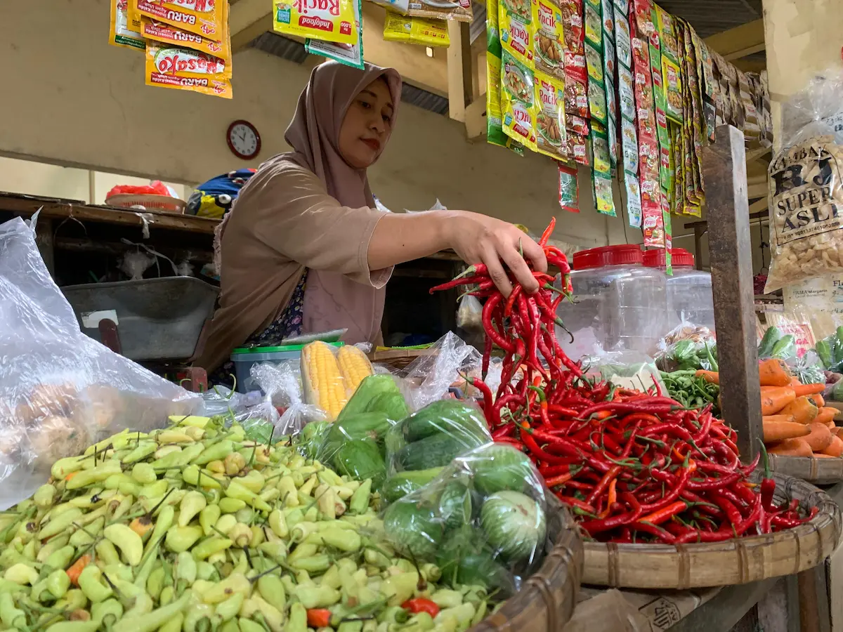 Pedagang di Pasar Satu Jepara, Nur Khayati, menunjukkan cabai rawit yang harganya melonjak drastis menjelang Ramadan
