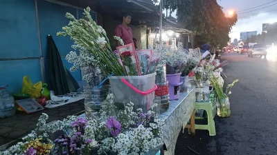 Deretan penjual bunga dadakan melayani peziarah saat tradisi Nyadran di kawasan Makam Mbah Shidiq, Jepara