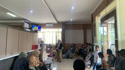 Suasana antrean warga Jepara saat membayar pajak kendaraan di Kantor Samsat di tengah isu diskon dan kenaikan tarif.