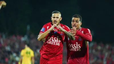 Pemain Persijap Jepara meluapkan kegembiraan bersama rekan setimnya usai sukses mencetak gol ke gawang Persebaya Surabaya di Stadion Gelora Bumi Kartini.