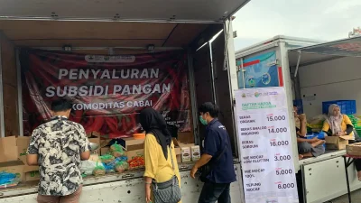 Ratusan warga Jepara antre berdesakan saat membeli komoditas sembako dan cabai bersubsidi di Lapak Gerakan Pangan Murah di Alun-alun 1 Jepara.