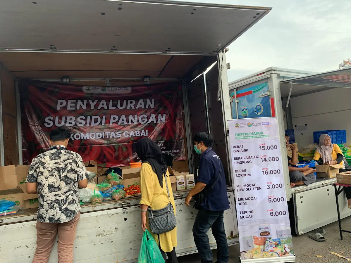 Ratusan warga Jepara antre berdesakan saat membeli komoditas sembako dan cabai bersubsidi di Lapak Gerakan Pangan Murah di Alun-alun 1 Jepara.