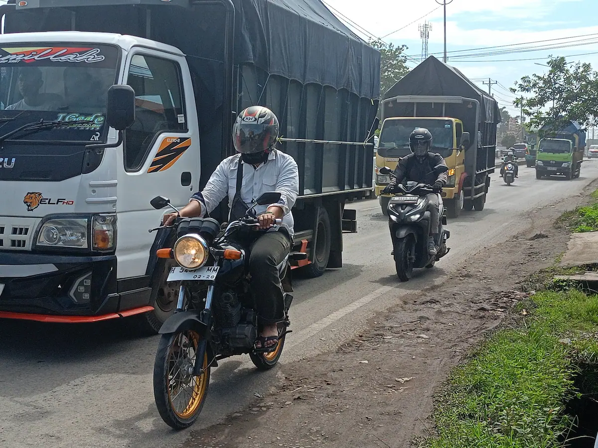 Petugas gabungan menilang truk yang melanggar jam operasional di jalur Pantura Kendal.
