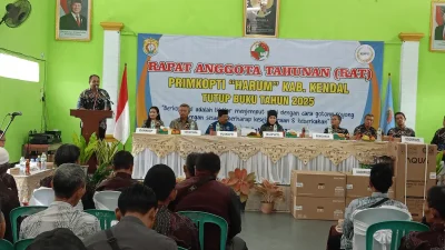 Ketua Primkopti Harum Kendal, Rivai, memberikan sambutan di hadapan anggota koperasi saat RAT di Gedung MWC NU Weleri.