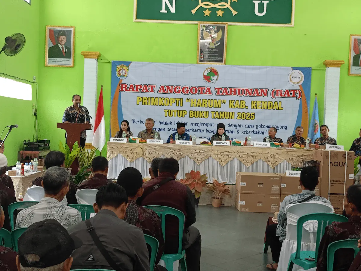 Ketua Primkopti Harum Kendal, Rivai, memberikan sambutan di hadapan anggota koperasi saat RAT di Gedung MWC NU Weleri.