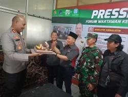 Gerebek Press Room, Kapolres Kendal Bawa Kue Rayakan HPN dan HUT Forwaken