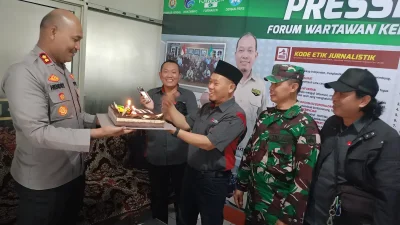 Gerebek Press Room, Kapolres Kendal Bawa Kue Rayakan HPN dan HUT Forwaken