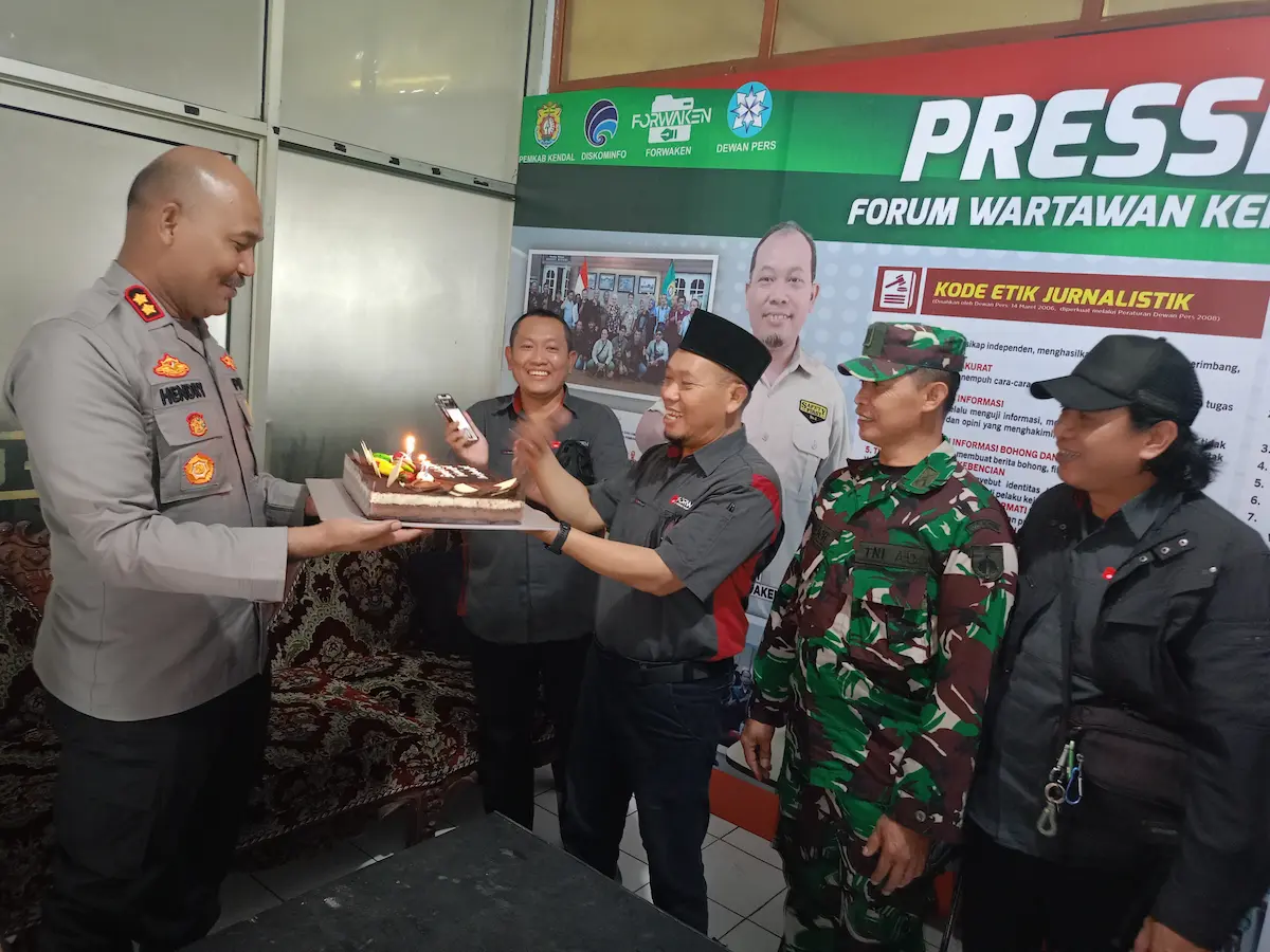 Kapolres Kendal AKBP Hendry Susanto Sianipar memberikan kejutan kue ulang tahun kepada wartawan di Press Room Kendal.