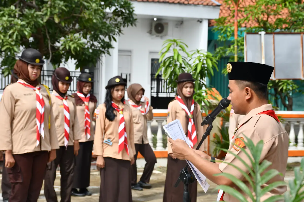 Pimpinan Bawaslu Kendal saat melantik anggota Saka Adhyasta Pemilu.