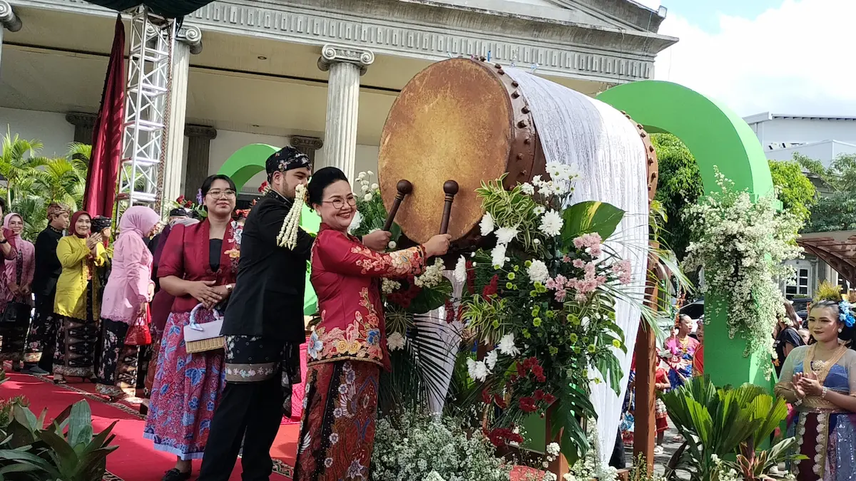 Wali Kota Semarang Agustina Wilujeng memukul bedug di Masjid Kauman sebagai tanda puncak perayaan Dugderan 2026