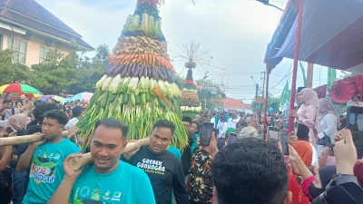 Ribuan Warga Kendal Padati Masjid Agung, Berebut Berkah 4 Gunungan di Tradisi Dugderan