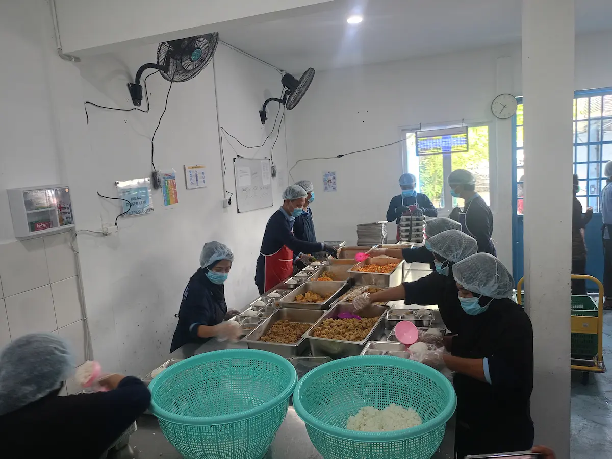 Suasana kesibukan petugas di salah satu dapur Satuan Pelayanan Pemenuhan Gizi (SPPG) saat menyiapkan menu Program MBG Kendal.