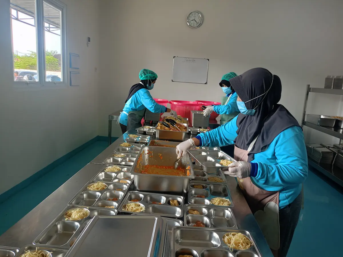 Pekerja menyiapkan menu makanan bergizi di salah satu dapur SPPG Kendal kawasan Kecamatan Brangsong untuk dibagikan ke masyarakat.