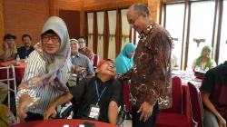 Bupati Banyumas Sadewo Tri Lastiono bercengkerama akrab dengan peserta pelatihan digital marketing penyandang disabilitas.