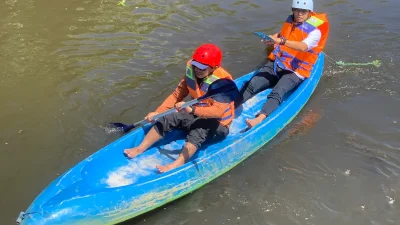 Kepala Dinporapar Purworejo Bangun Erlangga Ibrahim menaiki kano di Sungai Lereng Desa Pagak saat monev Desa Wisata Purworejo.