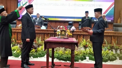 Ketua DPRD Purworejo Tunaryo mengambil sumpah janji Rudi Hartono sebagai Wakil Ketua DPRD Purworejo di ruang paripurna.