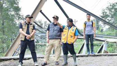 Wakil Bupati Pemalang Nurkholes meninjau kondisi Jembatan Mendelem yang ambruk akibat pergeseran tanah.