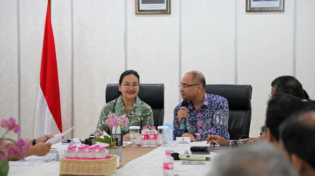 Wali Kota Semarang, Agustina Wilujeng, tampak berbincang hangat dengan Duta Besar India untuk Indonesia, Sandeep Chakravorty, guna membahas penguatan kerja sama Semarang India.