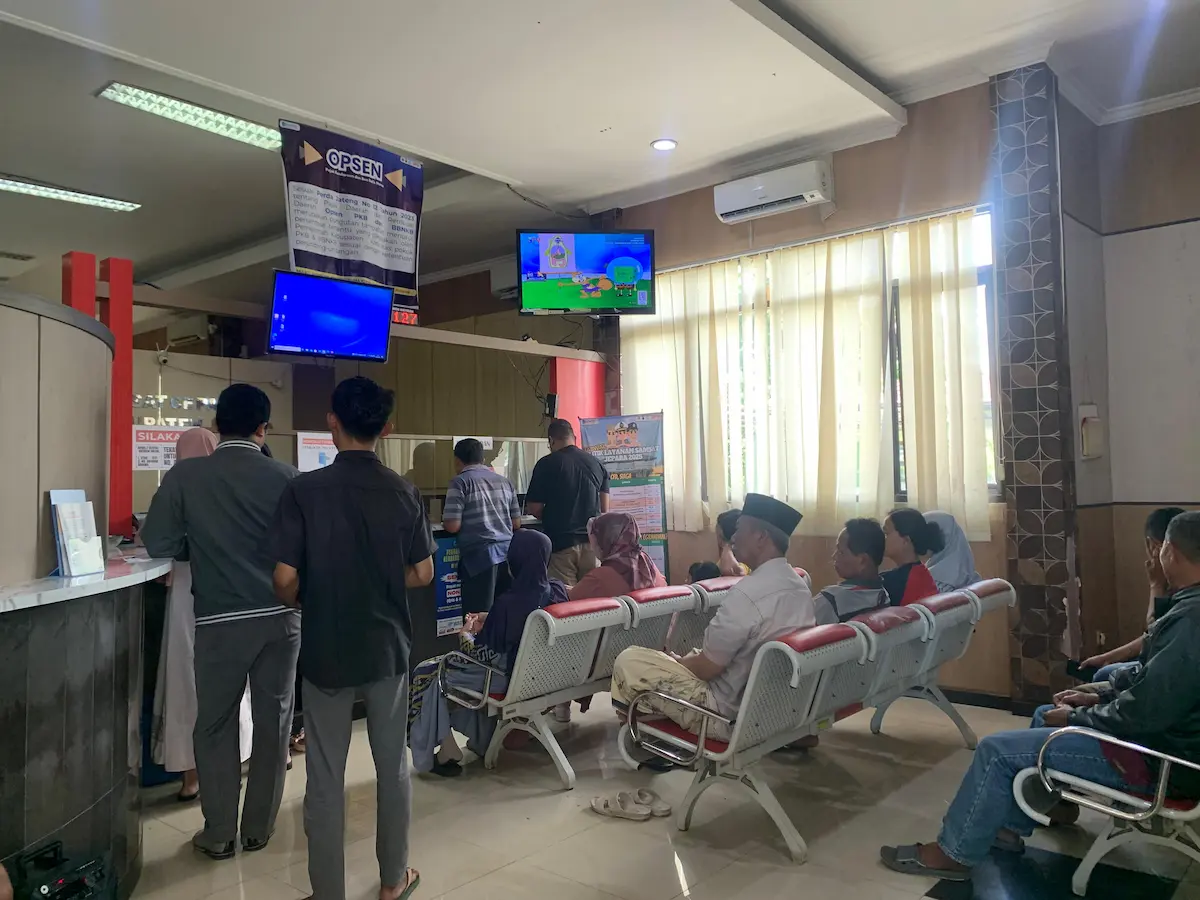 Antrean wajib pajak saat melakukan pembayaran Pajak Kendaraan Jepara di kantor Samsat setempat untuk mendukung percepatan perbaikan jalan daerah.