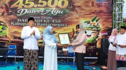 Penyerahan piagam rekor MURI minum 45.500 gelas dawet ayu serentak di Alun-alun Banjarnegara.