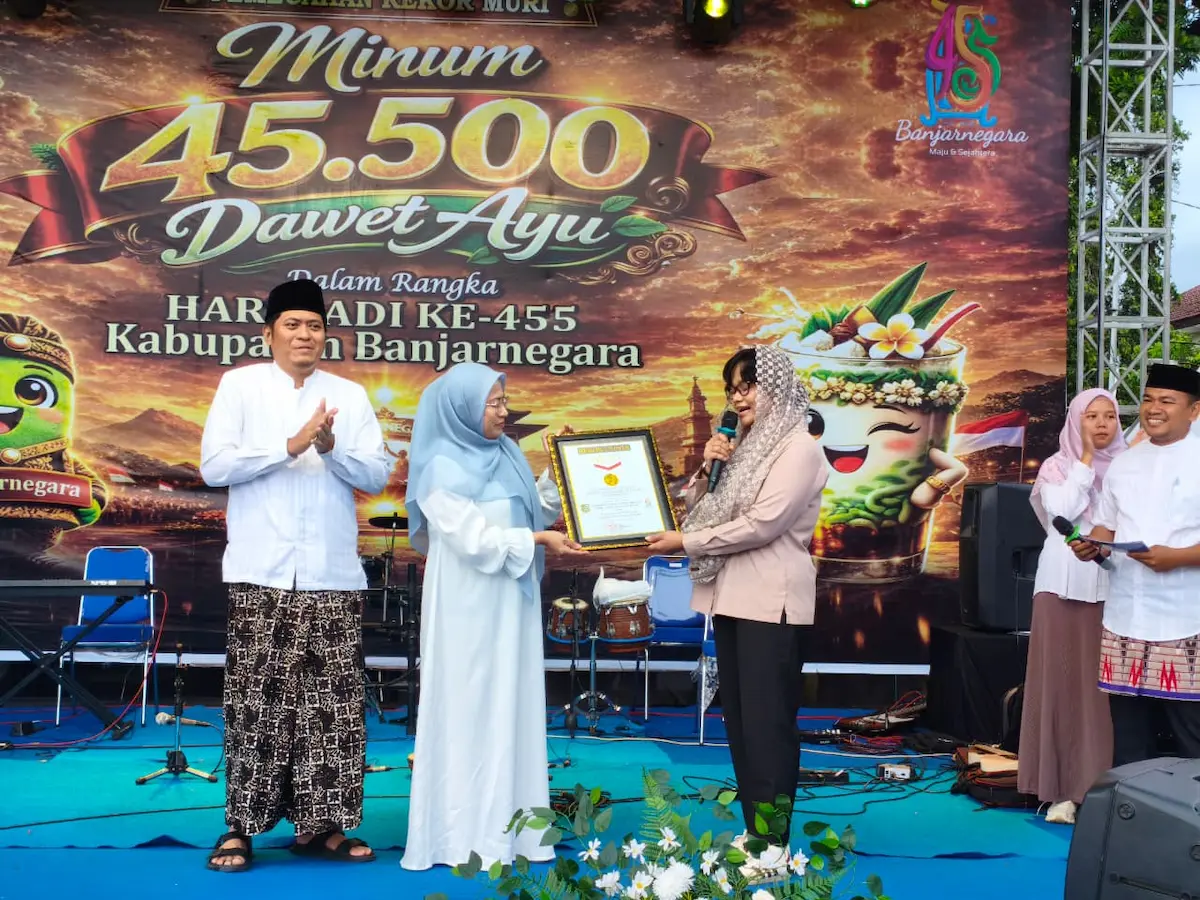 Penyerahan piagam rekor MURI minum 45.500 gelas dawet ayu serentak di Alun-alun Banjarnegara.