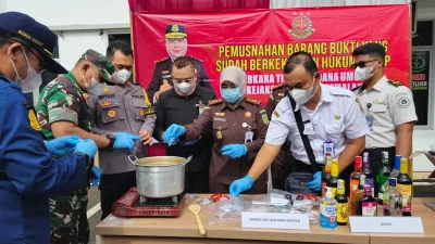 Kejari Pemalang Lindas 590 Botol Miras dan Bakar Ratusan Gram Sabu
