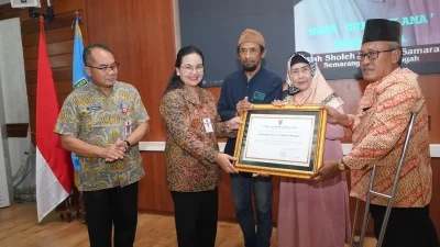 Wali Kota Semarang Agustina Wilujeng menyerahkan SK perubahan nama Jalan Kyai Saleh menjadi Jalan KH Sholeh Darat kepada ahli waris.