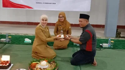 Bupati Kendal Dyah Kartika Permanasari menyerahkan potongan tumpeng kepada Ketua Forwaken saat peringatan HPN 2026.