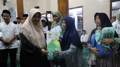 Bawa Berkah Ramadan, Tarhim Perdana Bupati Purworejo Bagikan Santunan untuk Belasan Warga