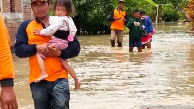 Tim gabungan BPBD Demak saat melakukan evakuasi warga yang terdampak banjir parah menyusul penetapan status tanggap darurat bencana.