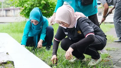 Ketua TP PKK Pemalang dr. Noor Faizah Maenofie memungut sampah saat kegiatan Jumat Bersih di Taman PKK.