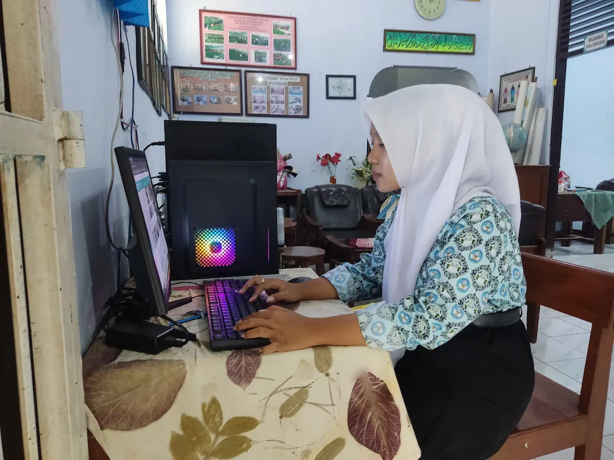 Siswa-siswi SMPN 5 Pemalang sedang menggunakan fasilitas komputer dan buku digital di perpustakaan sekolah.