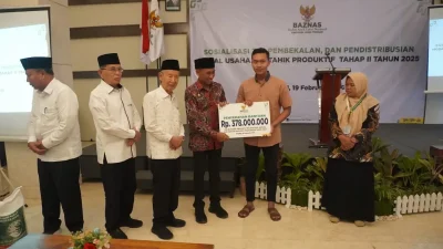 Pj Sekda Kendal Agus Dwi Lestari secara simbolis menyerahkan bantuan UMKM Kendal berupa modal usaha Rp 3 juta dari Baznas Jateng di Hotel Sae Inn.