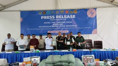Kepala Kantor Bea Cukai Tanjung Emas Khoirul Haziq saat memberikan keterangan pers terkait capaian kinerja dan penindakan pabean