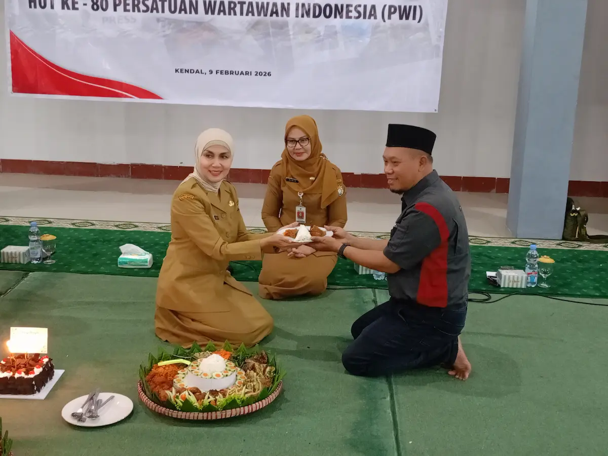 Bupati Kendal Dyah Kartika Permanasari menyerahkan potongan tumpeng kepada Ketua Forwaken saat peringatan HPN 2026.