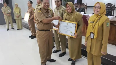 Penyerahan penghargaan pelayanan publik terbaik oleh Pemkab Banjarnegara di Sasana Bhakti Praja.