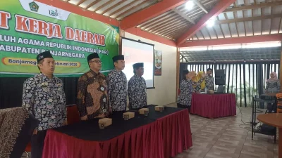 Suasana diskusi Rakerda IPARI Banjarnegara yang dihadiri penyuluh lintas agama.