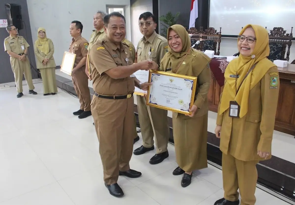 Penyerahan penghargaan pelayanan publik terbaik oleh Pemkab Banjarnegara di Sasana Bhakti Praja.