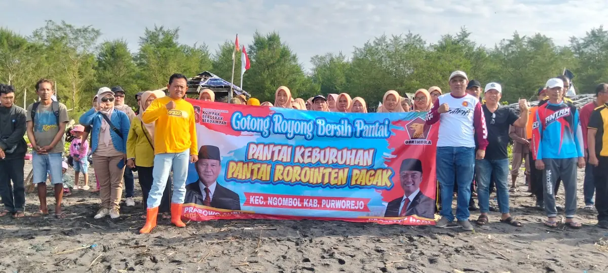 Ketua Fraksi Gerindra DPRD Purworejo Awan Yoga Kurniawan bersama ratusan warga dan nelayan sebelum melakukan aksi bersih-bersih di Pantai Keburuhan.